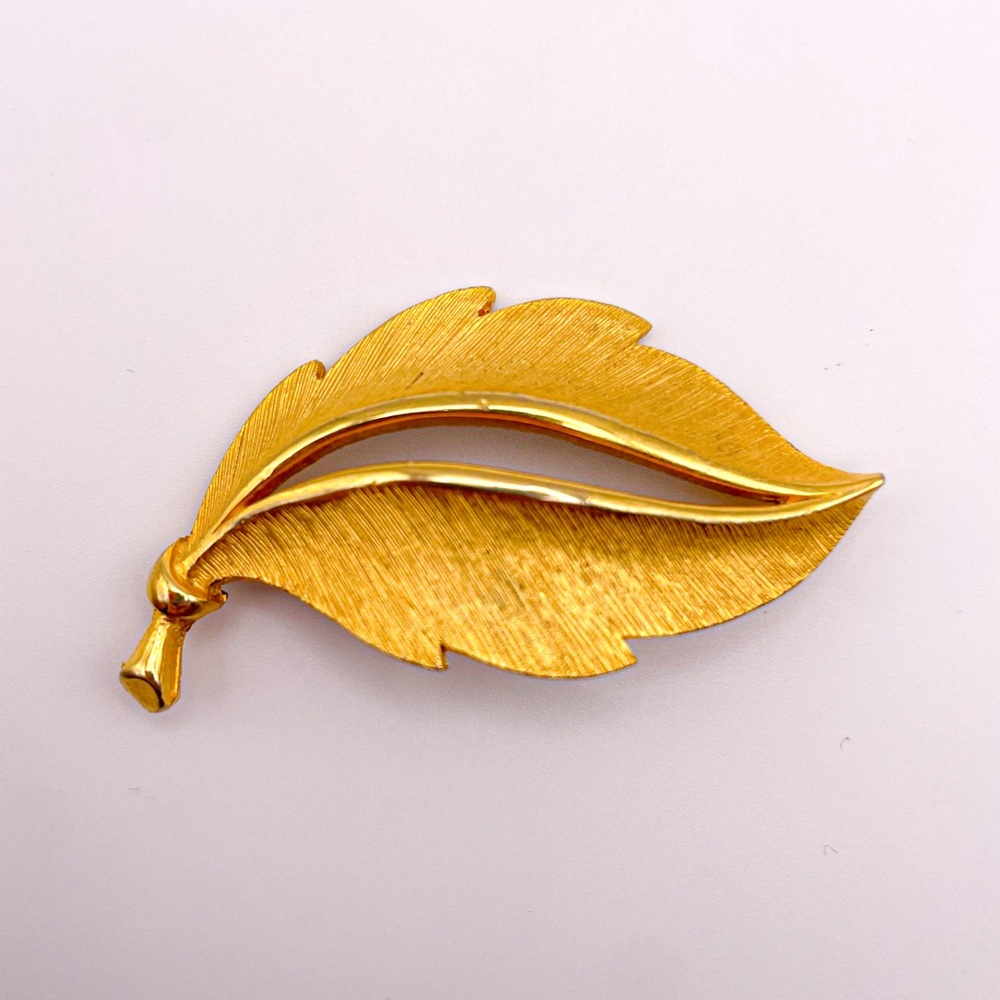 Vintage JJ Jonette Signed Textured Dark Gold Tone Leaf Pin Brooch. 1”x2.125”